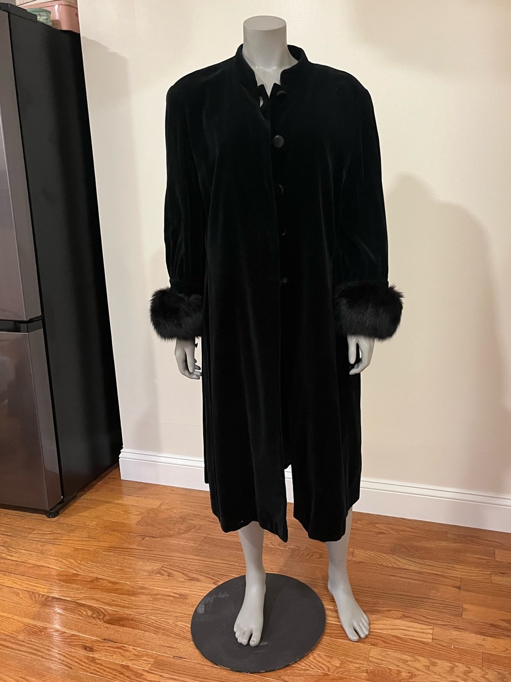 Vintage Escada Luxurious Black Velvet Opera Coat w Removable Fox Fur Cuffs Sz 10